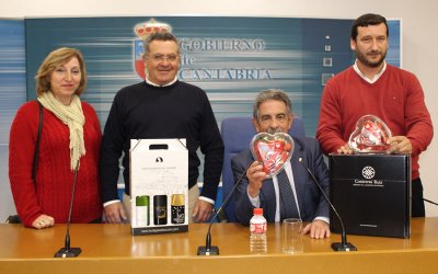 Los vinos de Bodegas del Socorro cautivan al presidente de Cantabria, Miguel Ángel Revilla, en la devolución de la visita que les hizo en 2013