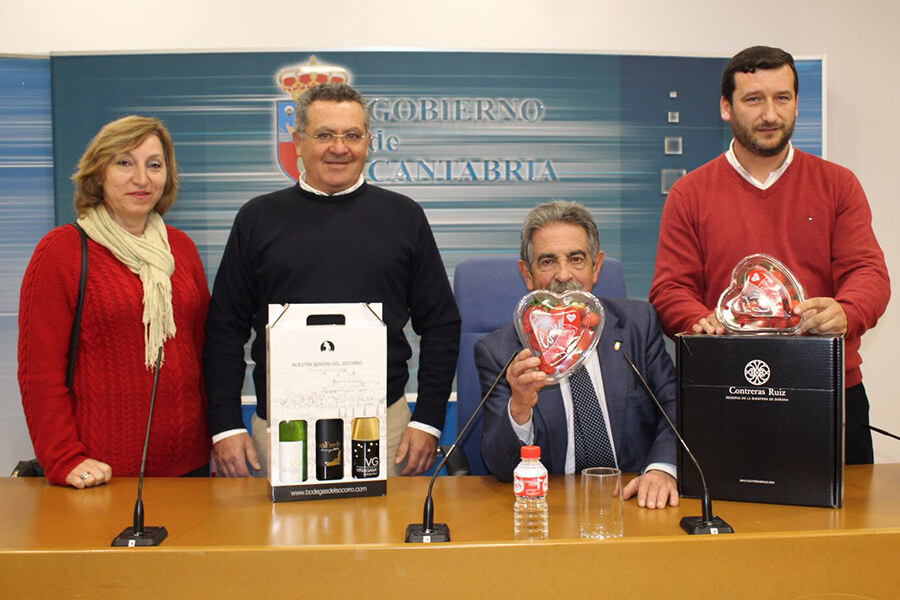 Los vinos de Bodegas del Socorro cautivan al presidente de Cantabria, Miguel Ángel Revilla, en la devolución de la visita que les hizo en 2013