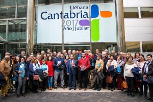 Los vinos de Bodegas del Socorro cautivan al presidente de Cantabria, Miguel Ángel Revilla, en la devolución de la visita que les hizo en 2013