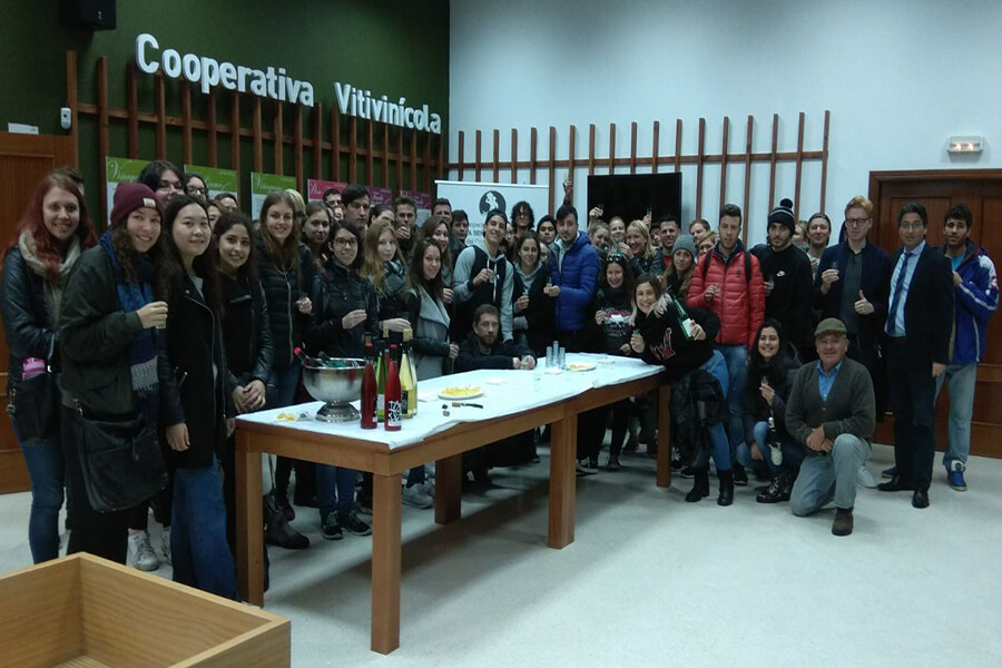 Estudiantes Erasmus de la UHU conocen el proceso de vinificación y catan los vinos del Condado en su visita a Bodegas del Socorro