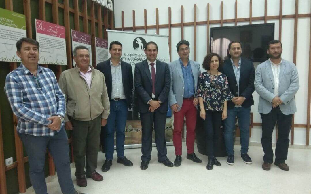 El presidente del Puerto de Huelva comprueba la calidad que ampara a los vinos del Condado en su visita a Bodegas del Socorro